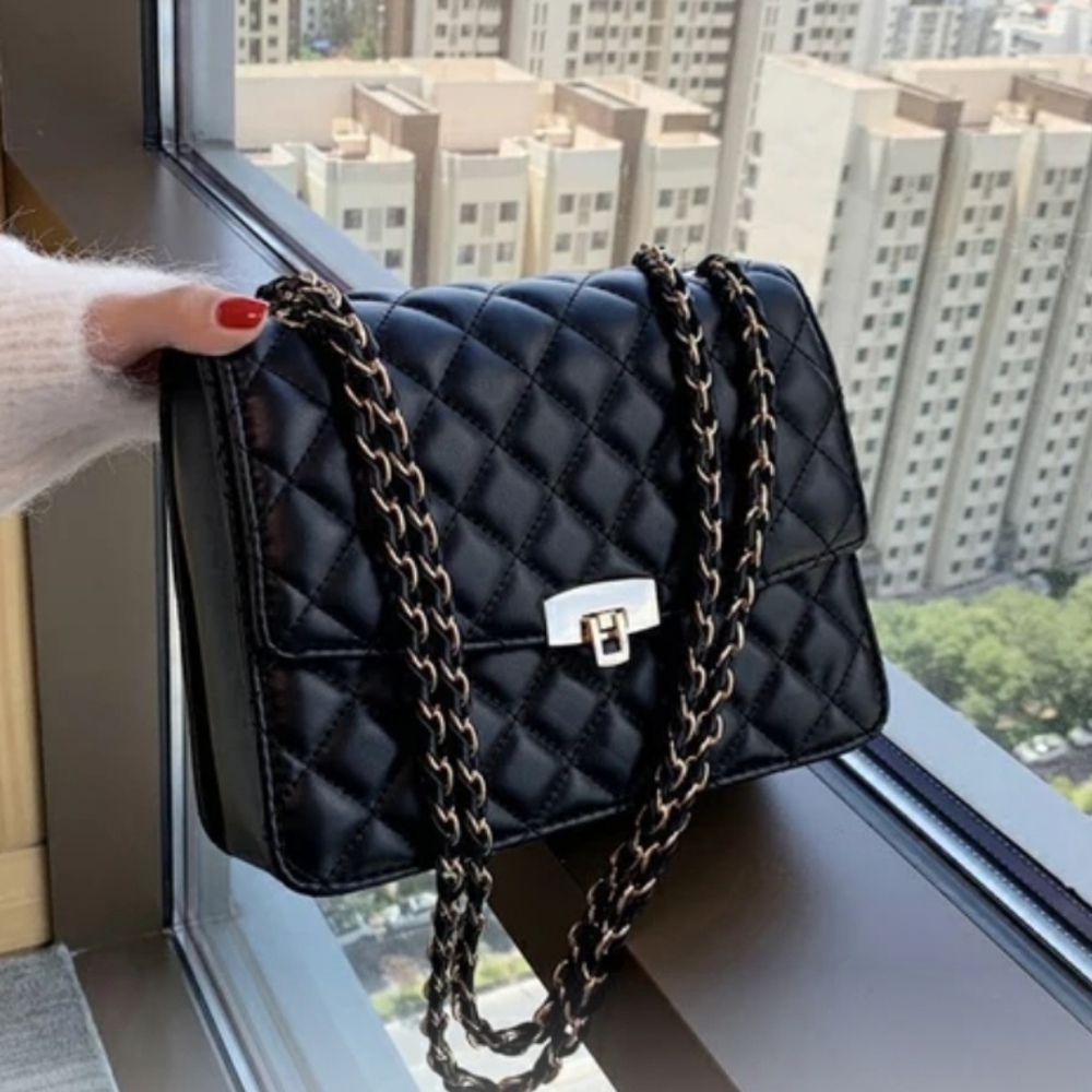Brand New Embroidery Chain Shoulder Bag.